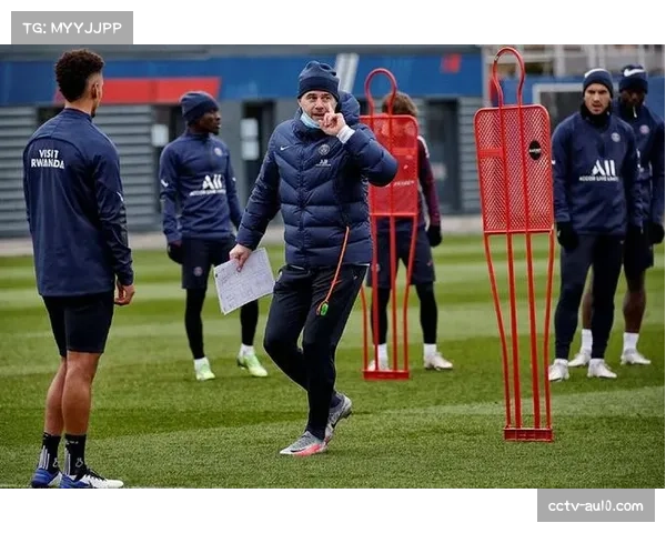 里昂赛前训练开放，新援首次合练状态良好